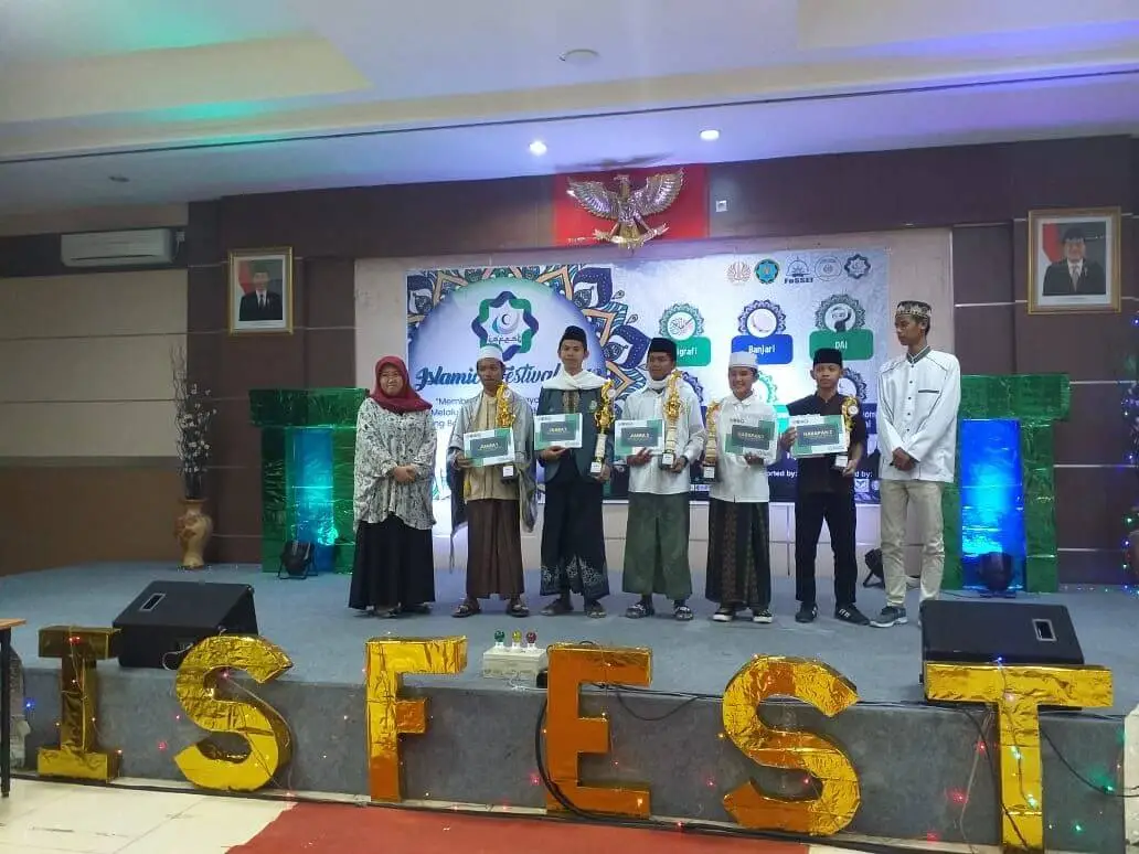 Santri MA Model Juarai ISFEST UNESA Surabaya