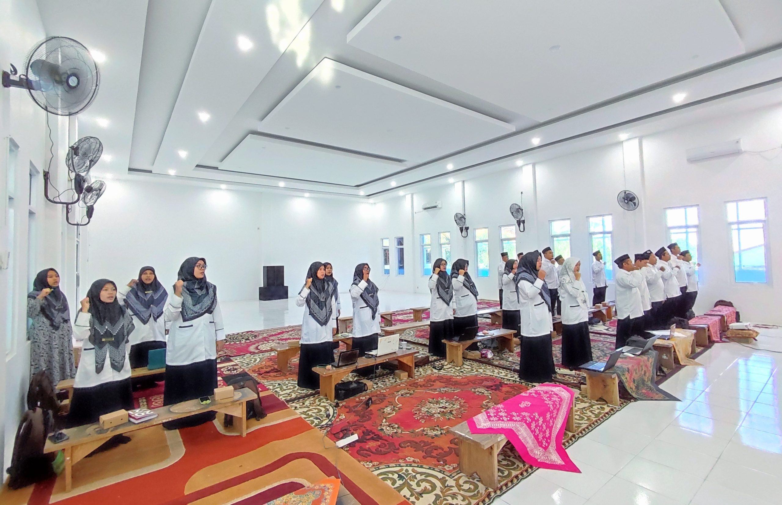 Keseruan Dewan Asatidz MA Model Zainul Hasan Genggong saat Adu Konsep Ice Breaker