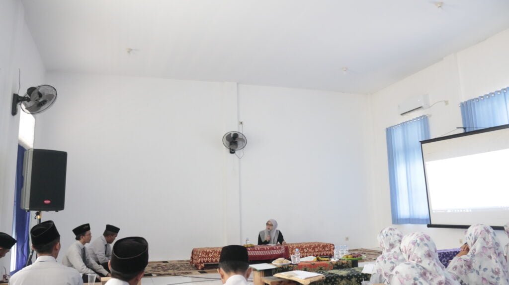 Evaluasi Bulanan, Jadilah Pelopor Kedisiplinan dan Kerapian MA Model Zainul Hasan Genggong