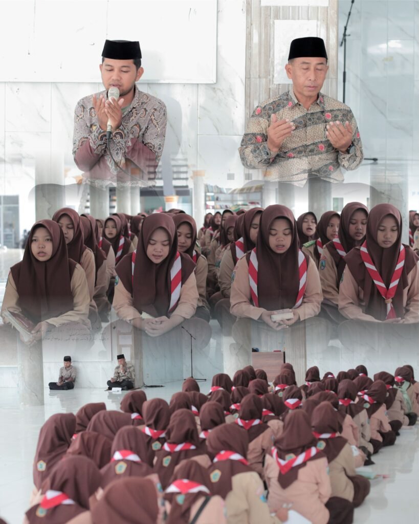 Genggong, Kamis (15 Mei 2025) — Dalam rangka menumbuhkan nilai-nilai spiritual dan memperkuat keimanan, MA Model Zainul Hasan Genggong menggelar kegiatan istighosah rutin pada hari Kamis pagi di masjid madrasah. Kegiatan ini diikuti oleh seluruh siswa, dewan guru, dan staf madrasah dengan penuh khidmat. Istighosah dimulai pukul 07.00 WIB dan berlangsung sekitar 30 menit. Acara diawali dengan pembacaan surah Yasin, dilanjutkan dengan dzikir dan doa bersama yang dipimpin oleh salah satu ustadz dari jajaran asatidz MA Model Zainul Hasan Genggong. Suasana Masjid tampak tenang dan penuh kekhusyukan, mencerminkan semangat religius yang menjadi ciri khas madrasah. Selain sebagai penguatan spiritual, istighosah ini juga menjadi momen refleksi bagi siswa dan guru agar senantiasa memohon pertolongan Allah dalam setiap urusan, baik akademik maupun kehidupan sehari-hari. Kegiatan ini merupakan agenda rutin setiap pekan yang menjadi salah satu ciri khas pembinaan karakter religius di lingkungan MA Model Zainul Hasan Genggong.